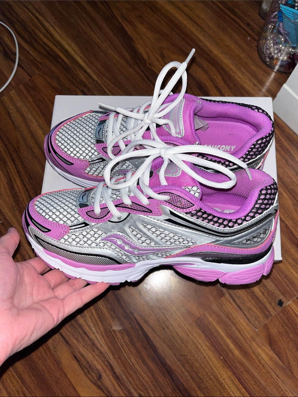 Saucony Omni 9. Youth size 6.5 fits woman’s size 8. Great Condition!